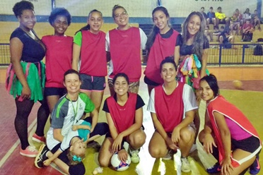 Foto: Alunas e professoras que participaram do futebol feminino Fut fem